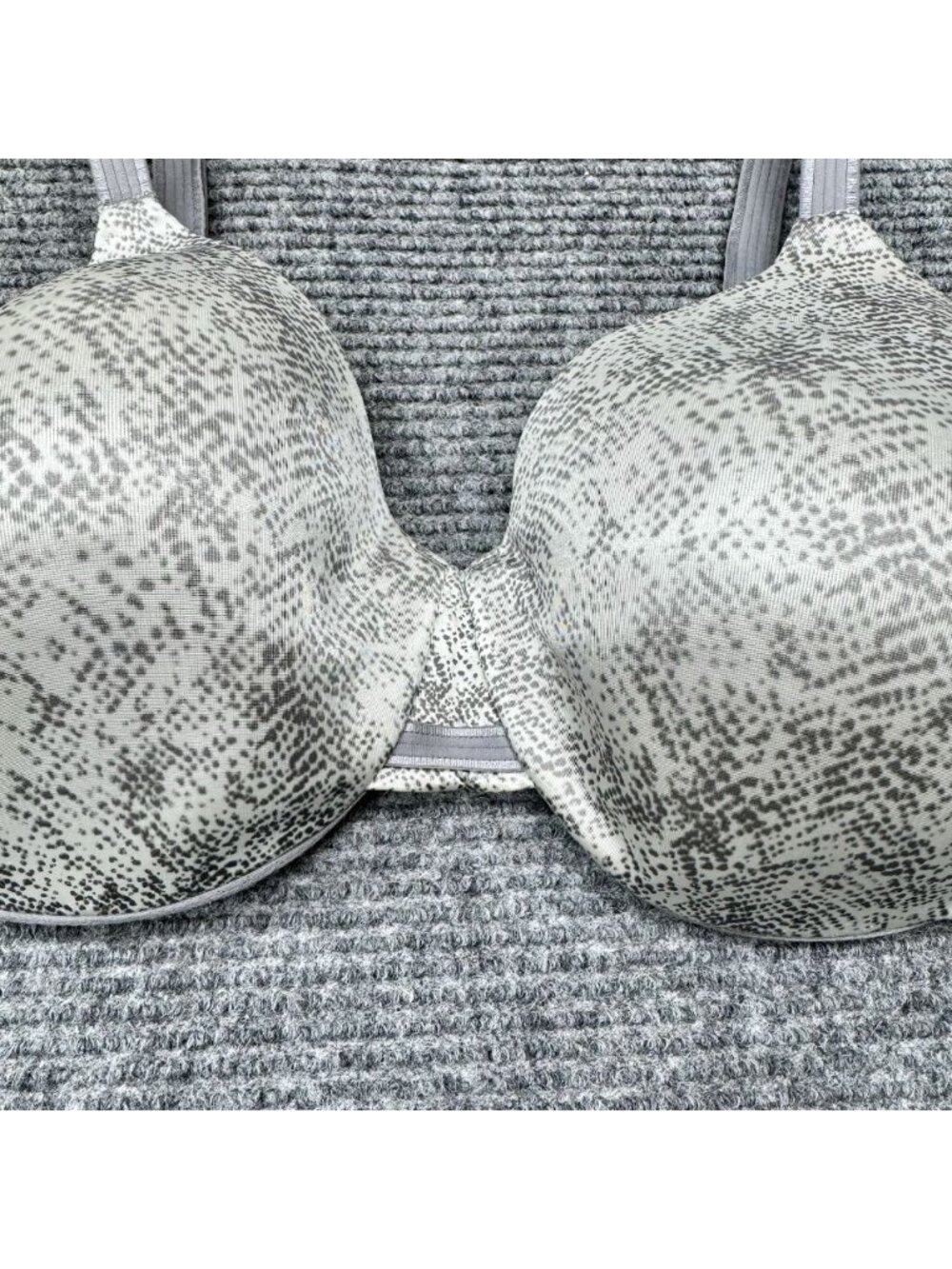 Bali Bra 40DD One Smooth U Concealing Underwire Satin Gray Snakeskin 3W11/3811 - Picture 3 of 6